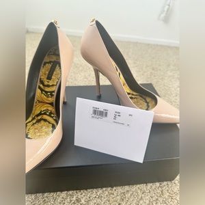 Used-VERSACE nude patent leather Medusa stud Barocco Hibiscus pump
